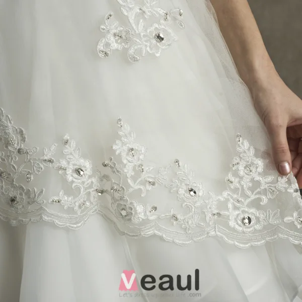 Une Ligne Épaules Carrées Appliques Décolleté Dentelle Satin Volants Guillotine Robe De Mariée