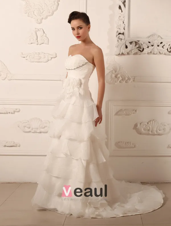 Une Ligne De Train Sweetheart Perles De Balayage De La Robe De Mariée En Organza Froissé