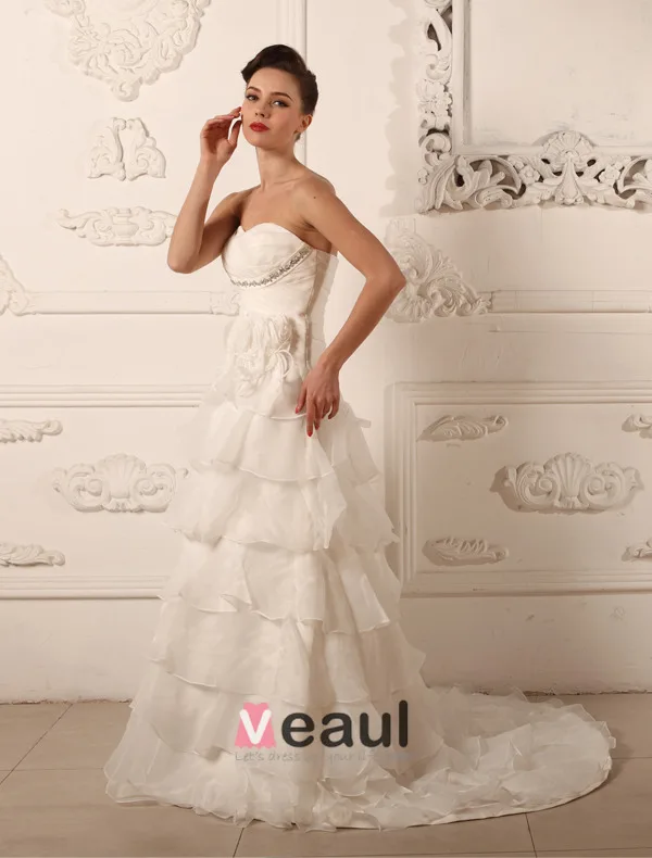 Une Ligne De Train Sweetheart Perles De Balayage De La Robe De Mariée En Organza Froissé