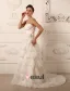 Une Ligne De Train Sweetheart Perles De Balayage De La Robe De Mariée En Organza Froissé