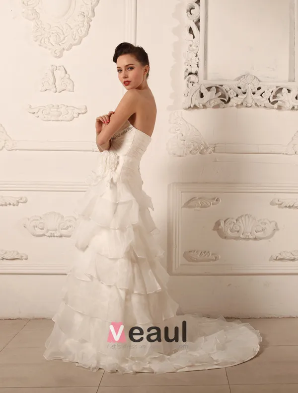 Une Ligne De Train Sweetheart Perles De Balayage De La Robe De Mariée En Organza Froissé