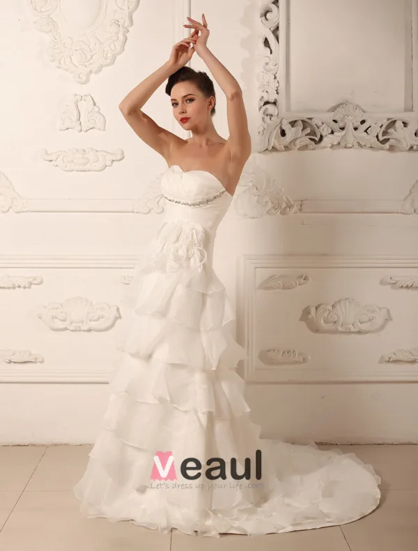 Une Ligne De Train Sweetheart Perles De Balayage De La Robe De Mariée En Organza Froissé