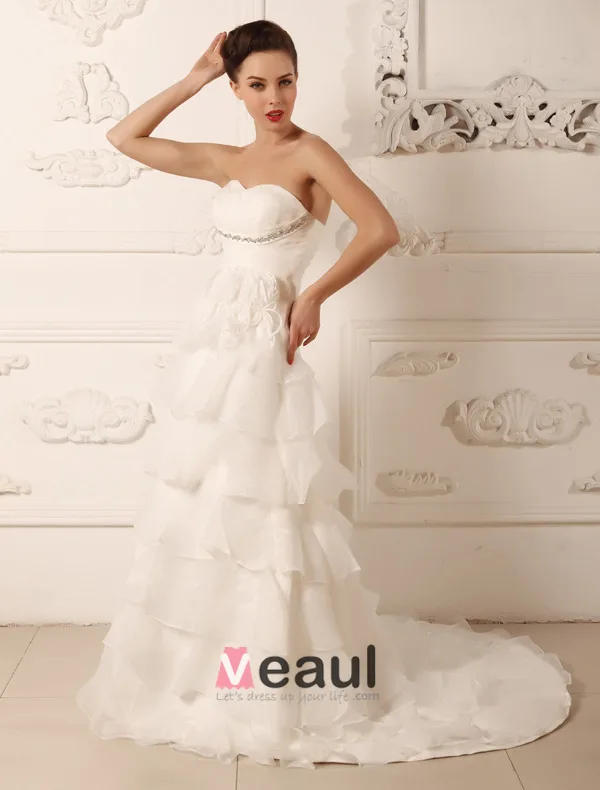 Une Ligne De Train Sweetheart Perles De Balayage De La Robe De Mariée En Organza Froissé