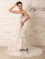 Une Ligne De Train Sweetheart Perles De Balayage De La Robe De Mariée En Organza Froissé
