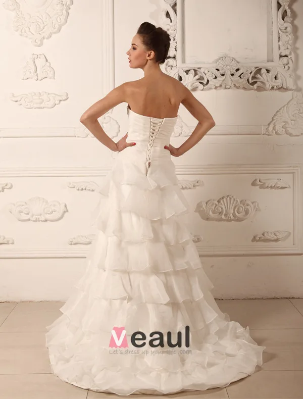 Une Ligne De Train Sweetheart Perles De Balayage De La Robe De Mariée En Organza Froissé