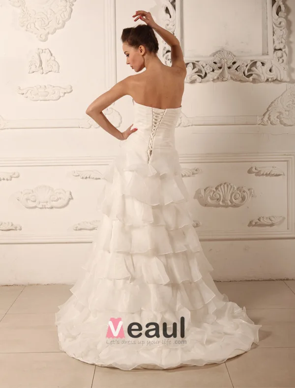 Une Ligne De Train Sweetheart Perles De Balayage De La Robe De Mariée En Organza Froissé