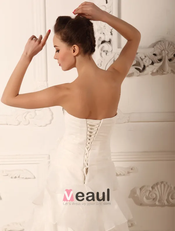 Une Ligne De Train Sweetheart Perles De Balayage De La Robe De Mariée En Organza Froissé