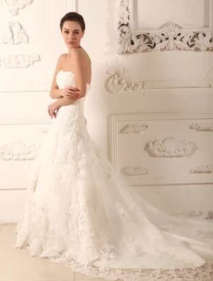 A Ligne Sweetheart Chapelle Satin Robe De Mariée En Dentelle De Train