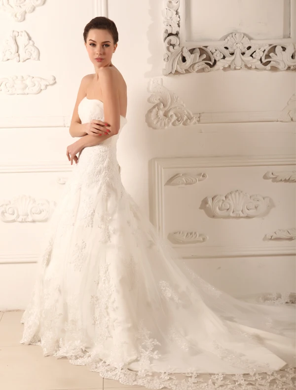 A Linje Kjæreste Kapell Tog Blonder Satin Brudekjoler