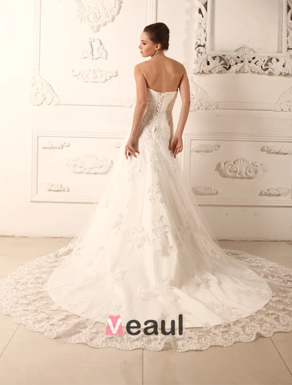 A-ligne Sweetheart Chapelle Satin Robe De Mariée En Dentelle De Train