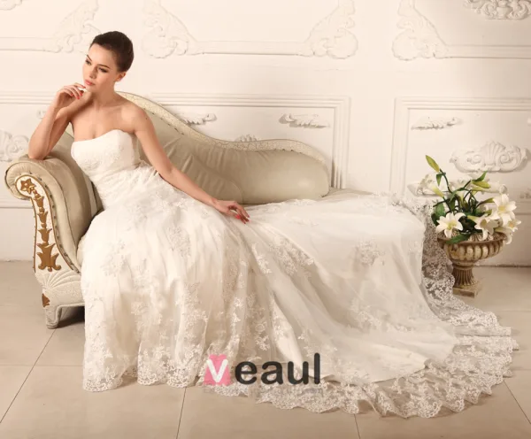 A-ligne Sweetheart Chapelle Satin Robe De Mariée En Dentelle De Train