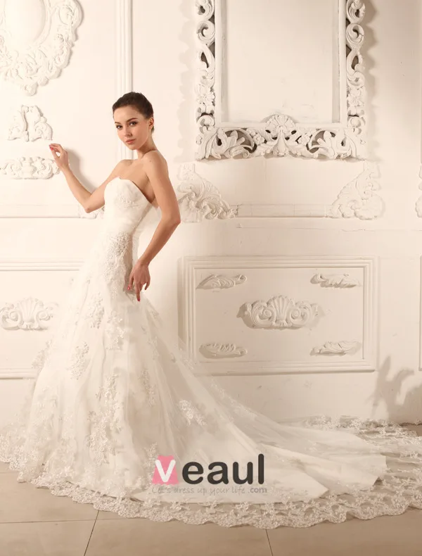 A-ligne Sweetheart Chapelle Satin Robe De Mariée En Dentelle De Train