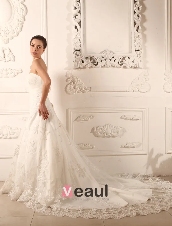 A-ligne Sweetheart Chapelle Satin Robe De Mariée En Dentelle De Train