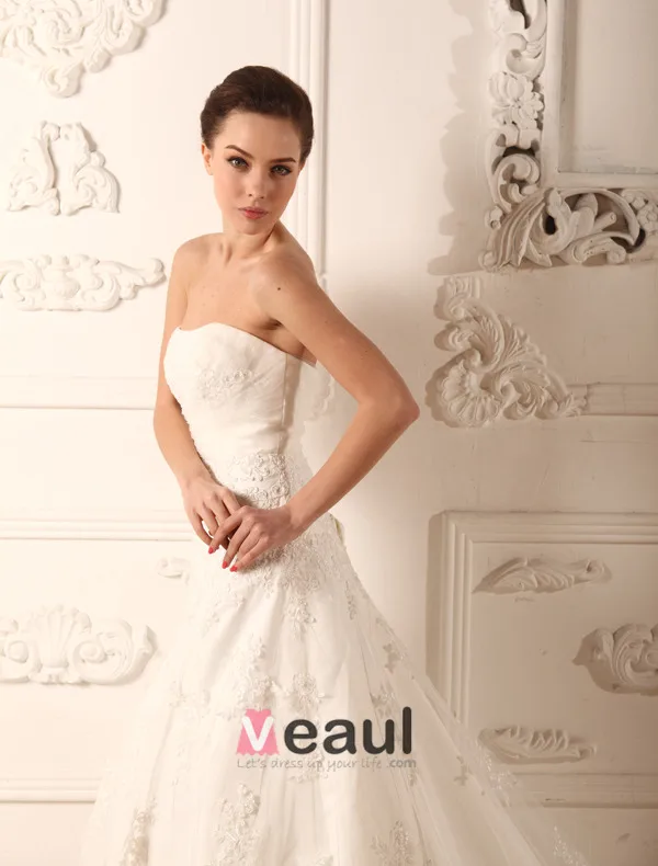 A-ligne Sweetheart Chapelle Satin Robe De Mariée En Dentelle De Train