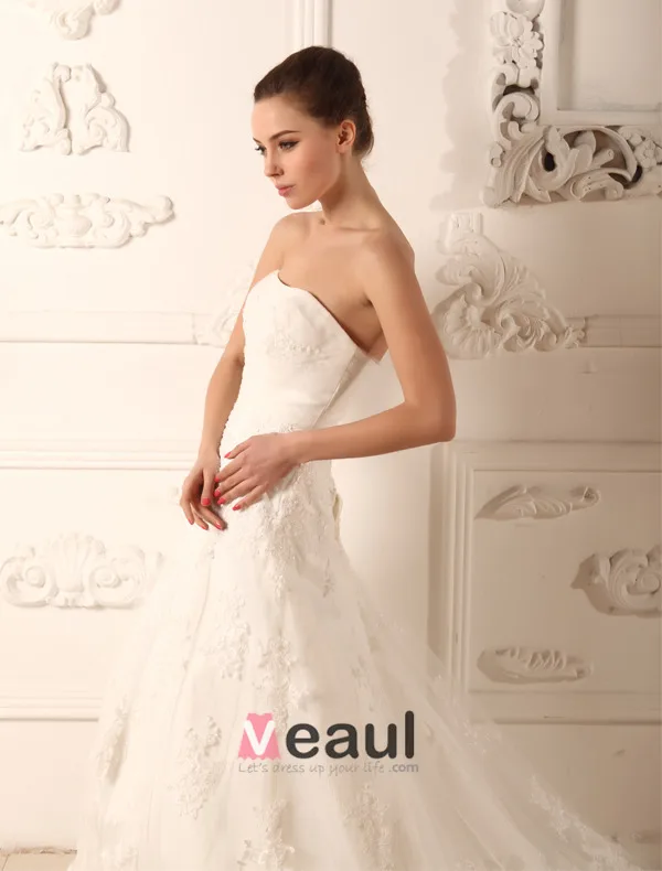A-ligne Sweetheart Chapelle Satin Robe De Mariée En Dentelle De Train