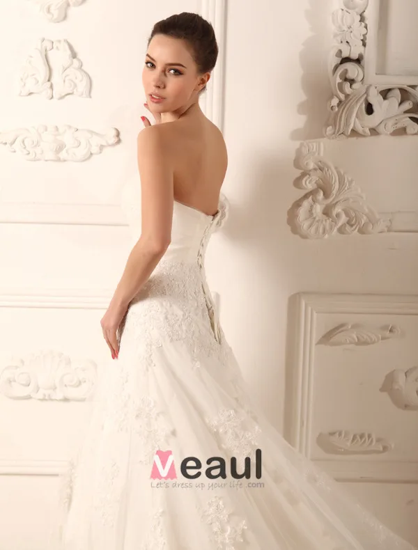A-ligne Sweetheart Chapelle Satin Robe De Mariée En Dentelle De Train