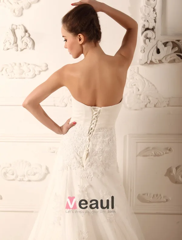 A-ligne Sweetheart Chapelle Satin Robe De Mariée En Dentelle De Train