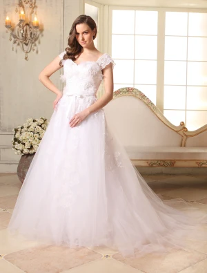Une Ligne Épaules Sweetheart Appliques Noeud De Dentelle Robe De Mariée En Tulle Ceinture