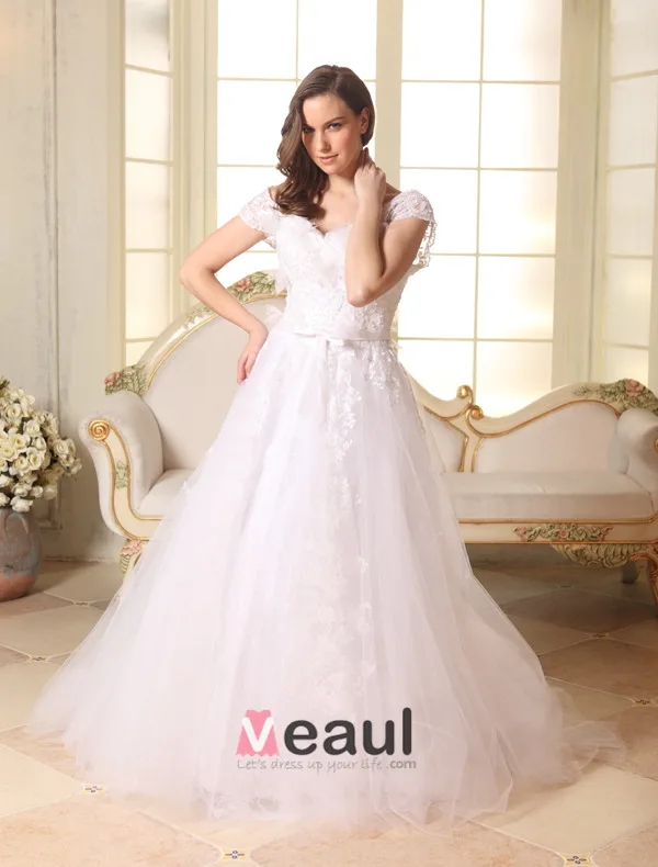 Une Ligne Épaules Sweetheart Appliques Noeud De Dentelle Robe De Mariée En Tulle Ceinture