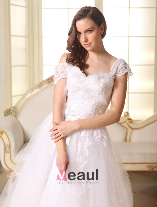 Une Ligne Épaules Sweetheart Appliques Noeud De Dentelle Robe De Mariée En Tulle Ceinture