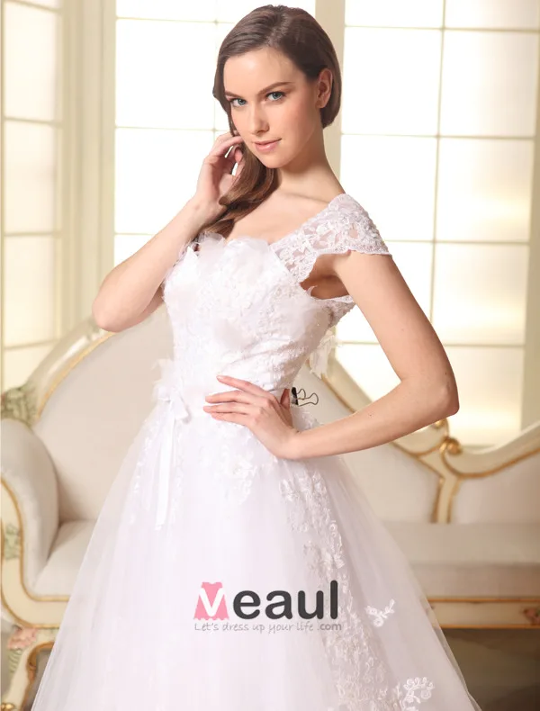 Une Ligne Épaules Sweetheart Appliques Noeud De Dentelle Robe De Mariée En Tulle Ceinture