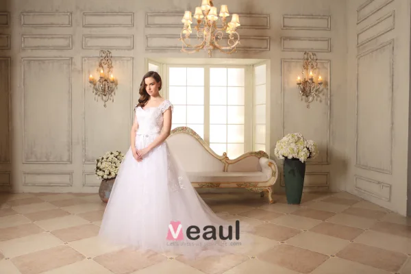 Une Ligne Épaules Sweetheart Appliques Noeud De Dentelle Robe De Mariée En Tulle Ceinture