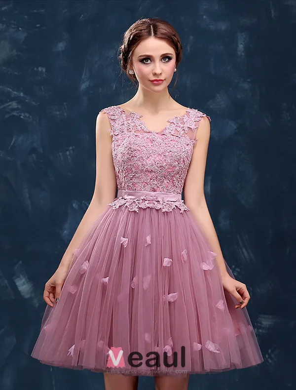 Épaules De Jeune Fille Douce V-cou Dentelle Et Robe De Cocktail En Tulle
