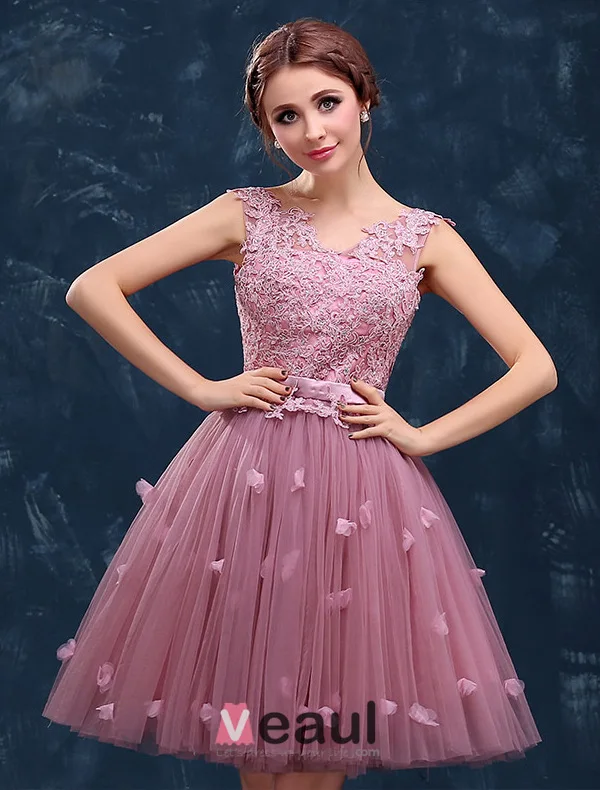 Épaules De Jeune Fille Douce V-cou Dentelle Et Robe De Cocktail En Tulle