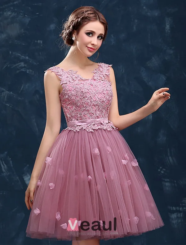 Épaules De Jeune Fille Douce V-cou Dentelle Et Robe De Cocktail En Tulle