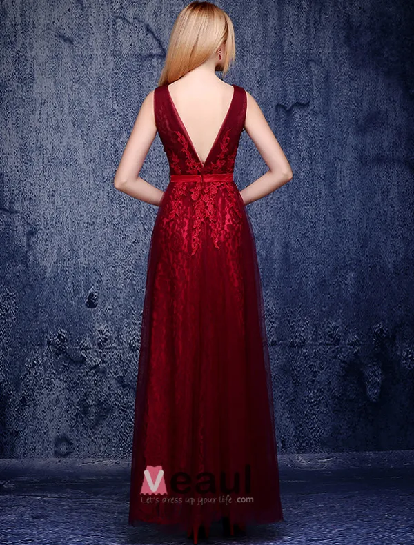Une Ligne De V-cou Appliques De Dentelle Bordeaux Robe De Soirée De Tulle