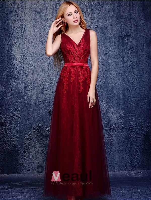Une Ligne De V-cou Appliques De Dentelle Bordeaux Robe De Soirée De Tulle