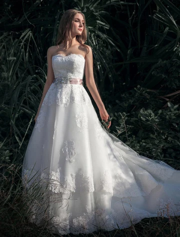 A Linje Sweetheart Ärmlös Applikationer Spets Organza Satin Bröllopsklänning