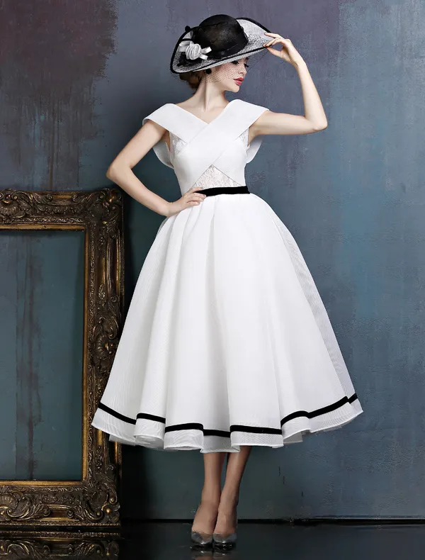 Vintage Einfachen Weißen Ballkleider Mit V-ausschnitt Rückenfreies Partykleider Mit Schleife Schärpe
