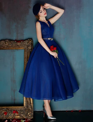 Elegante Blauwe Galajurken Diepe V Hals Tule Feestjurken Met Metalen Sjerp