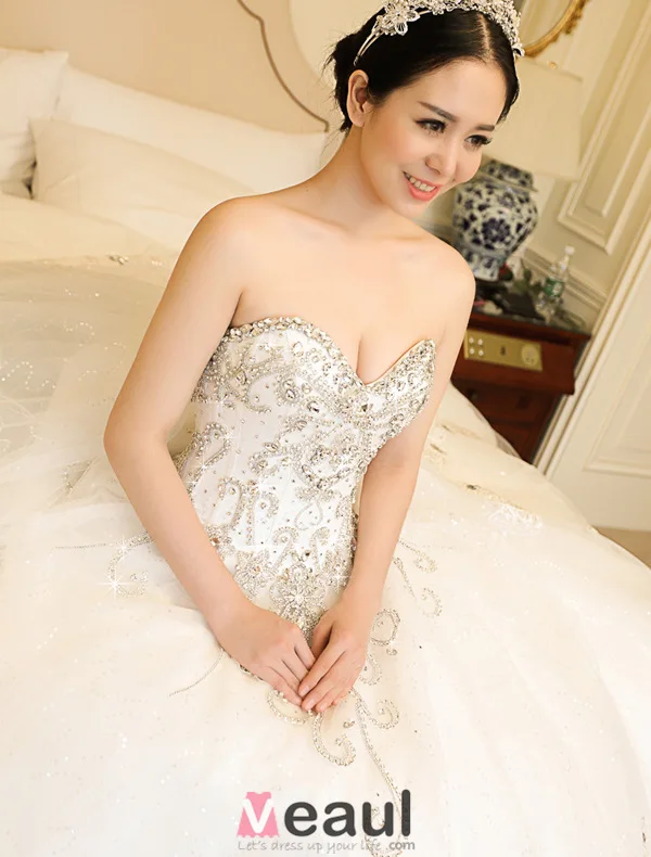 Une Ligne Princesse Chérie Dentelle Applique Strass Robe De Mariée Avec Une Longue Queue