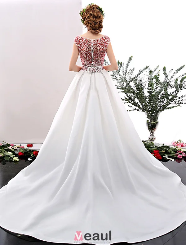 2016 Elegant Skopa Halsen Röda Strass Blommor Ruggig Vit Satäng Balklänning