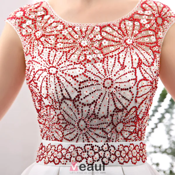 2016 Elegant Skopa Halsen Röda Strass Blommor Ruggig Vit Satäng Balklänning