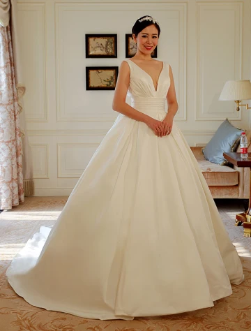 2016 Simples Ondulé Bretelle Profonde Dos Nu V Cou Robe De Mariée En Satin Épais Avec Noeud