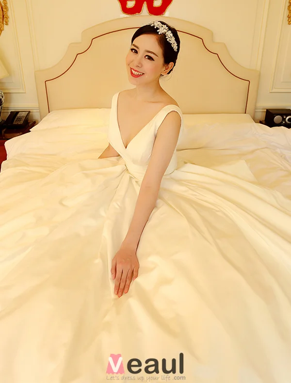 2016 Simples Ondulé Bretelle Profonde Dos Nu V-cou Robe De Mariée En Satin Épais Avec Noeud