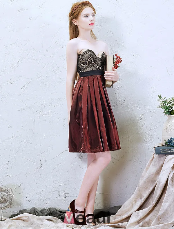 2016 Temperament Sweetheart Black Lace Backless Short Burgundy Pleated Satin Graduation Dress