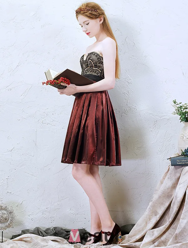 2016 Temperament Sweetheart Black Lace Backless Short Burgundy Pleated Satin Graduation Dress