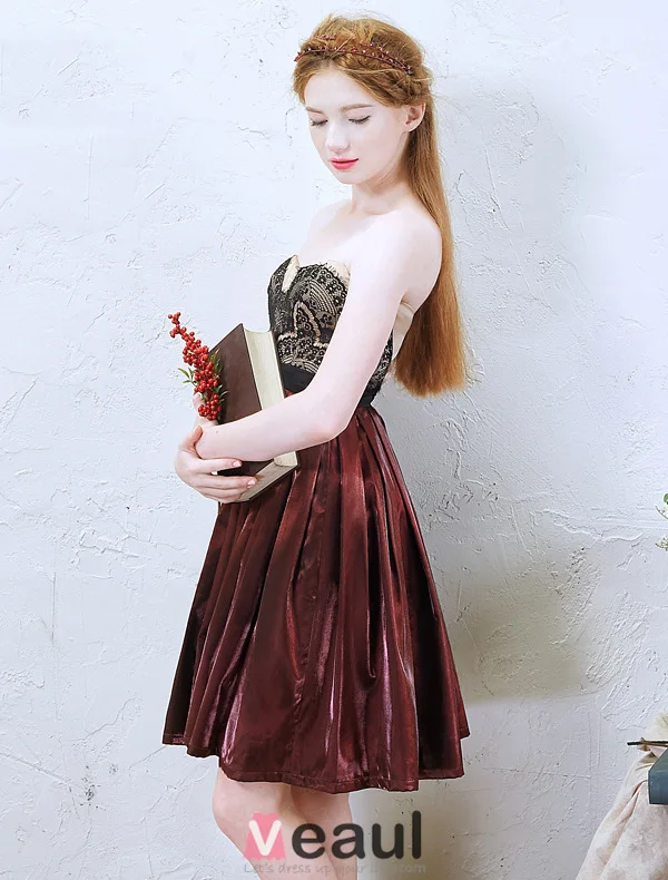 2016 Temperament Sweetheart Black Lace Backless Short Burgundy Pleated Satin Graduation Dress