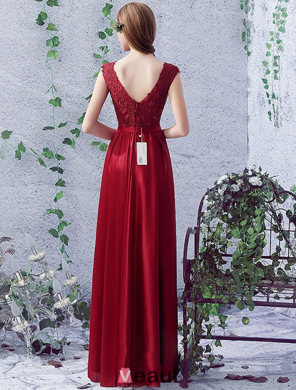 2016 Einfache Halsausschnitt Applique Dicken Spitzen Burgunder Satin Rückenfrei Langen Abendkleid Mit Silbernen Flügel