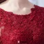 2016 Einfache Halsausschnitt Applique Dicken Spitzen Burgunder Satin Rückenfrei Langen Abendkleid Mit Silbernen Flügel