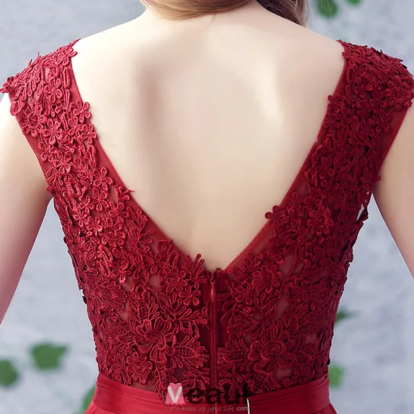 2016 Einfache Halsausschnitt Applique Dicken Spitzen Burgunder Satin Rückenfrei Langen Abendkleid Mit Silbernen Flügel