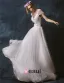 Une Ligne Epaules Col V Profond Robe-parole Longueur De Mariée En Dentelle Brodee Ceinture De Fleurs