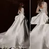 Eleganckie Suknie Ślubne 2016 Rocznika Koronki Dekolt Słoniowa Wzburzyć Sukienka Satyna Ślub Z Długim Odpadzie