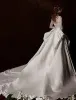 Eleganckie Suknie Ślubne 2016 Rocznika Koronki Dekolt Słoniowa Wzburzyć Sukienka Satyna Ślub Z Długim Odpadzie