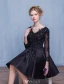 Belles Petites Robes Noires De 2016 Une Ligne V-cou Applique Dentelle Noire Satin Robe De Cocktail Courte Avec Des Manches