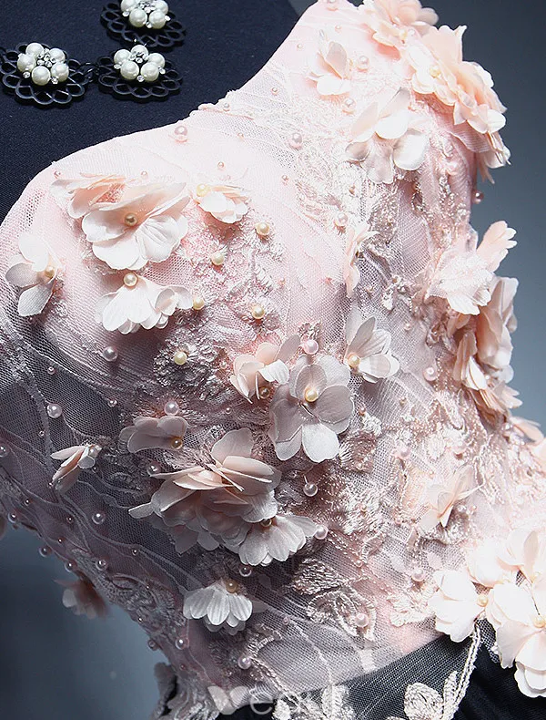 Vakre Ballkjoler 2017 Stroppeløs Applique Blonder Og Blomster Ruffled Svart Tyll Kjole